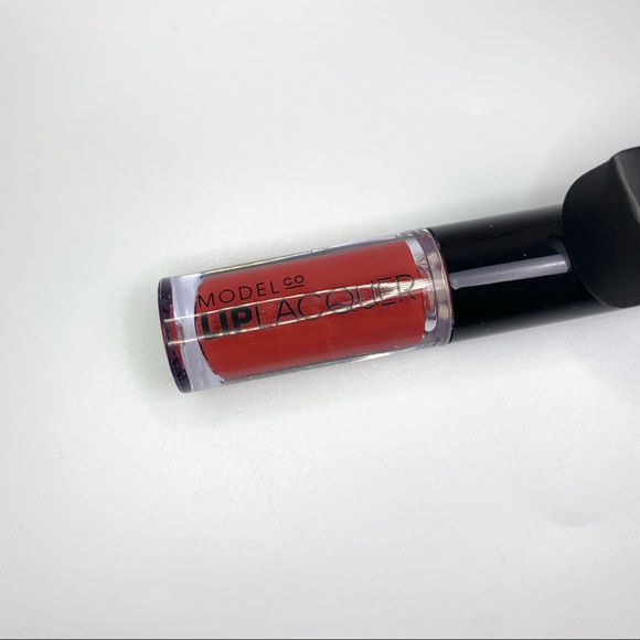 Bundle of Lip Products and Eyeliner Make-Up - Picture 7 of 8